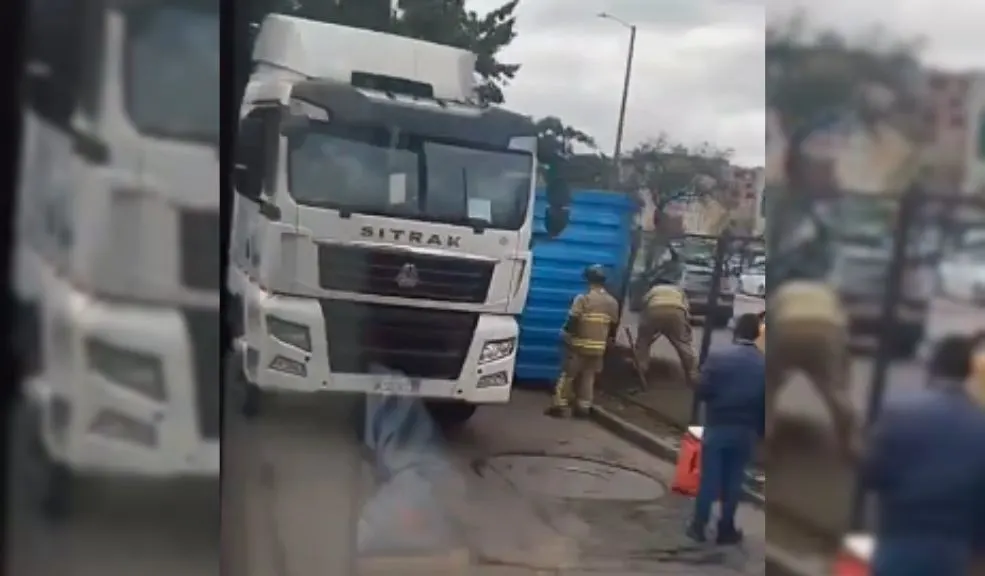 Accidente en Fontibón: volcamiento de tractocamión genera caos en la movilidad 1 Accidente en Fontibón: volcamiento de tractocamión genera caos en la movilidad Un nuevo caso de movilidad se reportó hace pocos minutos en la localidad de Fontibón, donde un tractocamión se volcó, generando caos en la movilidad.