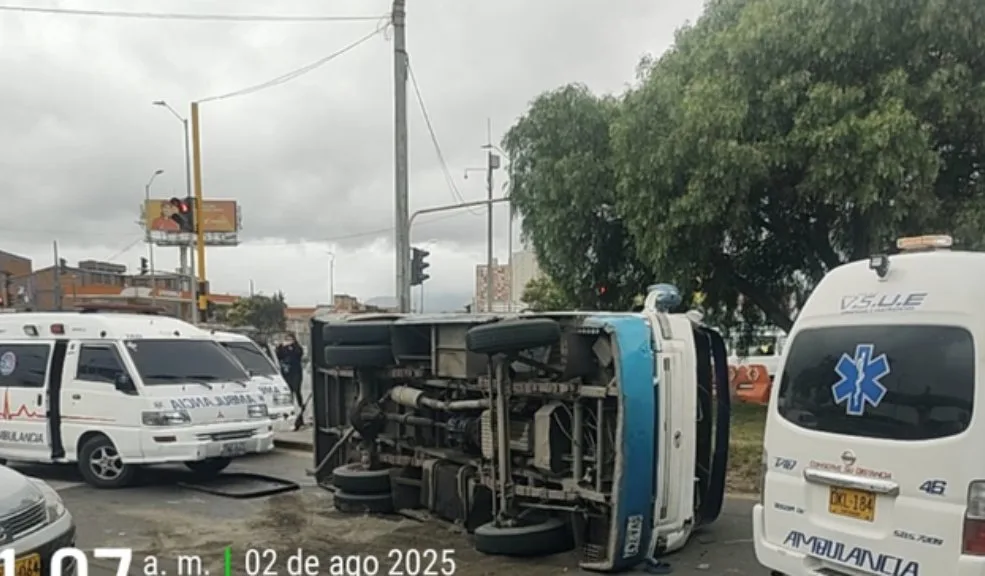 Accidente en Kennedy una buseta terminó volcada en plena avenida