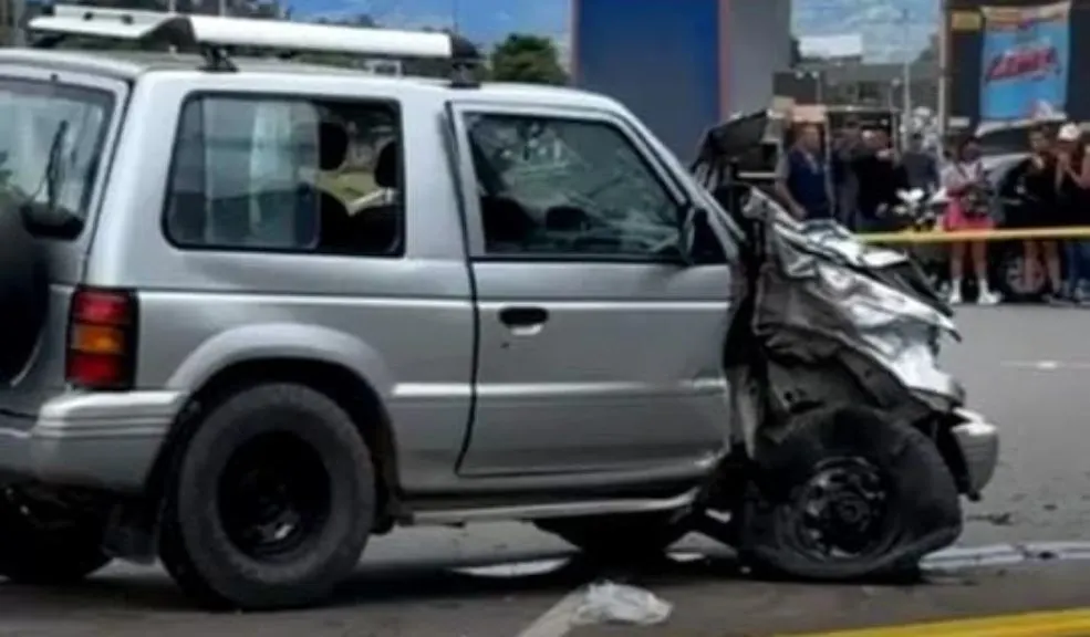Accidente entre la recta Chinauta - Fusagasugá: dos personas murieron en el lugar Un fatal accidente vial en la vía entre Chinauta y Fusagasugá cobró la vida de dos personas que se movilizaban en una motocicleta. La pareja falleció en el lugar tras colisionar violentamente contra un vehículo particular.