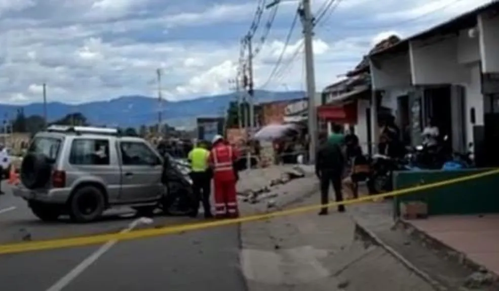 Accidente entre la recta Chinauta - Fusagasugá: dos personas murieron en el lugar Un fatal accidente vial en la vía entre Chinauta y Fusagasugá cobró la vida de dos personas que se movilizaban en una motocicleta. La pareja falleció en el lugar tras colisionar violentamente contra un vehículo particular.