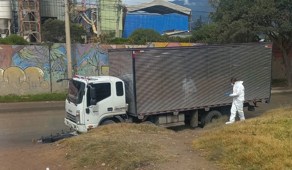 Accidente fatal en Ciudad Bolívar: motociclista fue arrollado por un camión Un trágico accidente en la localidad de Ciudad Bolívar cobró la vida de un motociclista tras colisionar contra un camión en la Avenida Boyacá.