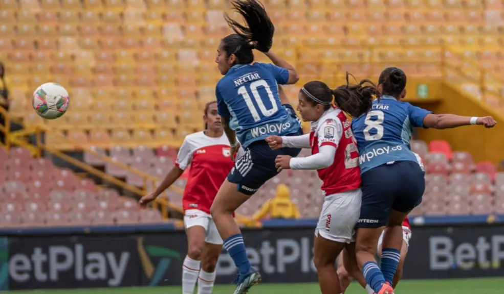 Alcaldía de Bogotá pide aplazar partidos de Santa Fe y Millonarios por lo sucedido en el Movistar Por líos entre barras, el Distrito pidió aplazar los partidos de Santa Fe y Millonarios en ambas ramas. La seguridad está en juego.