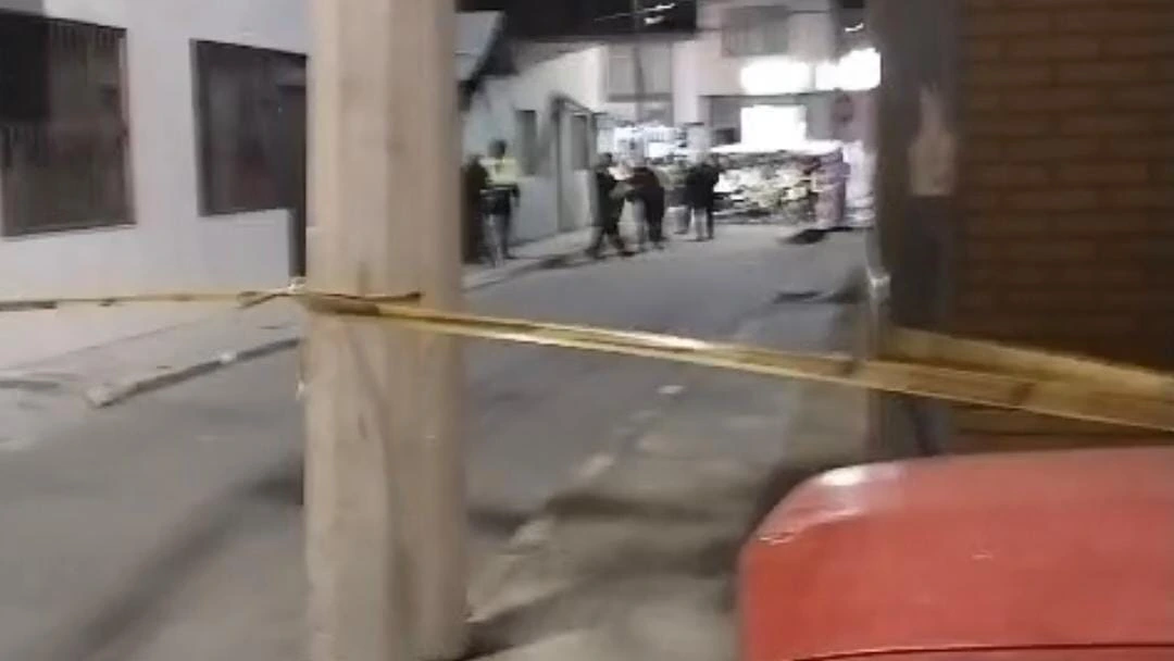 Asesinato en Bosa: a tiros acabaron con la vida de un hombre en plena calle Un hombre de aproximadamente 30 años fue asesinado a bala por un sujeto que se movilizaba en motocicleta en la localidad de Bosa.