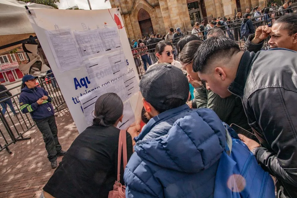 Bogotá abre 142 vacantes laborales para bachilleres y profesionales hasta el 9 de agosto Esta semana, el 70 % de las ofertas están dirigidas a personas que ya finalizaron su bachillerato, y 99 de las vacantes no exigen experiencia previa, lo que representa una oportunidad clave para quienes buscan su primer empleo.