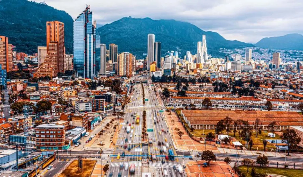 Bogotá se viste de anfitrión en el Día Mundial de las Ciudades 1 Bogotá se viste de anfitrión en el Día Mundial de las Ciudades Bogotá fue escogida por la Asamblea General de la ONU para ser la anfitriona del evento que reconoce el desarrollo urbano sostenible, la innovación y la inclusión.