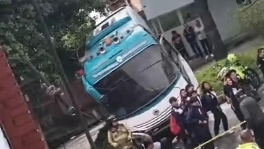 Buseta sin frenos causa caos en San Cristóbal