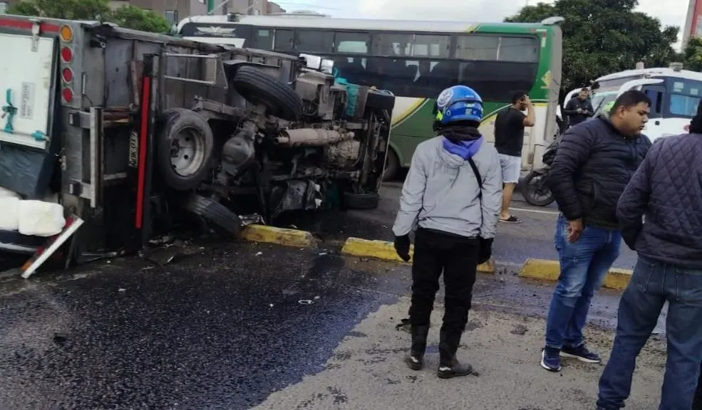 Calle 80 colapsada por volcamiento de camión en vía Bogotá-La Vega