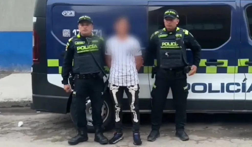 Capturan al segundo responsable del robo de una patineta en Los Héroes 3 Capturan al segundo responsable del robo de una patineta en Los Héroes Fue capturado por orden judicial el sujeto implicado en el violento robo de una patineta eléctrica, en el puente peatonal de Los Héroes. Así se dio con su paradero.