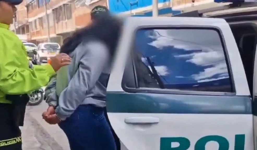 Capturan a banda dedicada a comerciar droga en colegios de Suba 1 Capturan a banda dedicada a comerciar droga en colegios de Suba Tras un año de investigaciones, la Policía desmanteló la banda de 'Los Tideo', dedicada a la venta de alucinógenos en entornos educativos de Suba. En la operación, fueron capturados 16 de sus integrantes, quienes utilizaban una casa, el parque El Laguito y el humedal Juan Amarillo como puntos de venta y acopio.