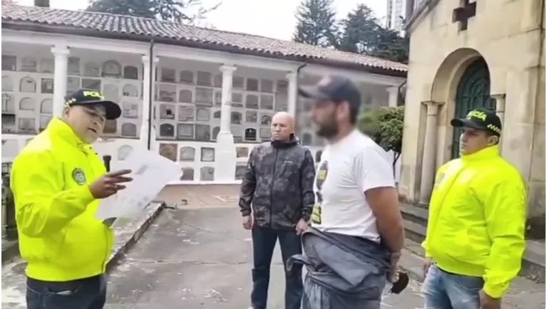Capturan a hombre que entró a un colegio y golpeó con un arma a su expareja 1 Capturan a hombre que entró a un colegio y golpeó con un arma a su expareja