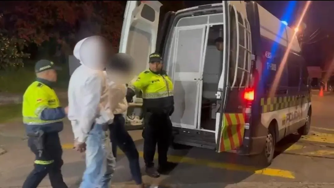 Capturan a tres personas por robar la camioneta de un conductor de plataforma Tres personas, dos hombres y una mujer, fueron capturadas en Chapinero luego de, presuntamente, robar una camioneta a un conductor de plataforma digital.