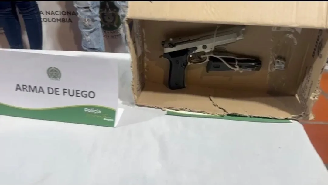 Capturan a tres personas por robar la camioneta de un conductor de plataforma Tres personas, dos hombres y una mujer, fueron capturadas en Chapinero luego de, presuntamente, robar una camioneta a un conductor de plataforma digital.