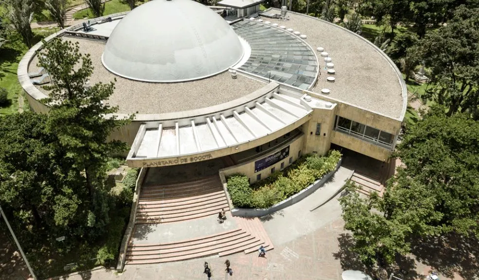 En el marco del cumpleaños de Bogotá habrá actividades en el Planetario este 7 de agosto Este jueves 7 de agosto, el Planetario de Bogotá se sumará a la celebración del cumpleaños 487 de la ciudad con una programación especial que mezcla ciencia, historia y cultura. Niños, jóvenes y adultos podrán disfrutar de charlas, talleres y observaciones astronómicas, todas de entrada libre hasta completar aforo.