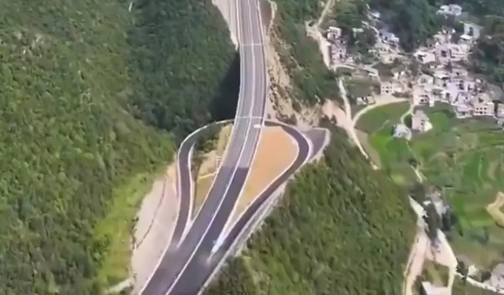 China corta montañas para construir la Autopista Lu’an y desata polémica mundial 1 China corta montañas para construir la Autopista Lu’an y desata polémica mundial En lugar de excavar túneles o rodear las montañas, recortaron directamente las laderas para dar espacio a la carretera.