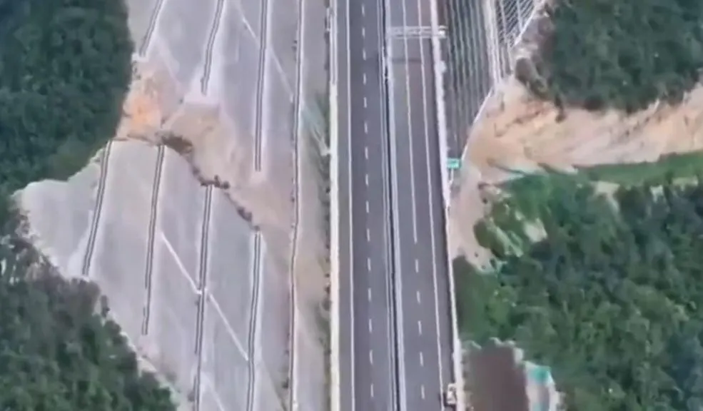 China corta montañas para construir la Autopista Lu’an y desata polémica mundial 2 China corta montañas para construir la Autopista Lu’an y desata polémica mundial En lugar de excavar túneles o rodear las montañas, recortaron directamente las laderas para dar espacio a la carretera.