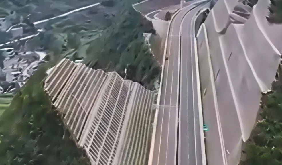 China corta montañas para construir la Autopista Lu’an y desata polémica mundial 7 China corta montañas para construir la Autopista Lu’an y desata polémica mundial En lugar de excavar túneles o rodear las montañas, recortaron directamente las laderas para dar espacio a la carretera.