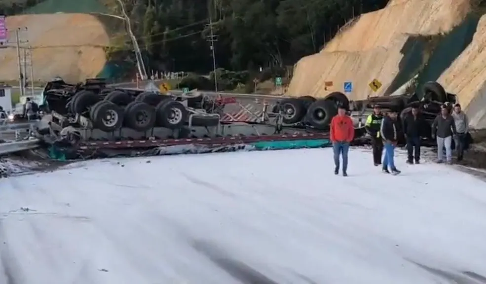 Choque mortal en Chusacá: un muerto y caos total en la vía La mañana de este jueves 21 de agosto de 2025 amaneció con una emergencia vial de alto impacto en el corredor Bogotá–Fusagasugá–Girardot. A la altura del peaje de Chusacá, en el kilómetro 106 (sector Alto de Rosas, jurisdicción de Granada, Cundinamarca), un camión y una tractomula chocaron violentamente, provocando el volcamiento de ambos vehículos.