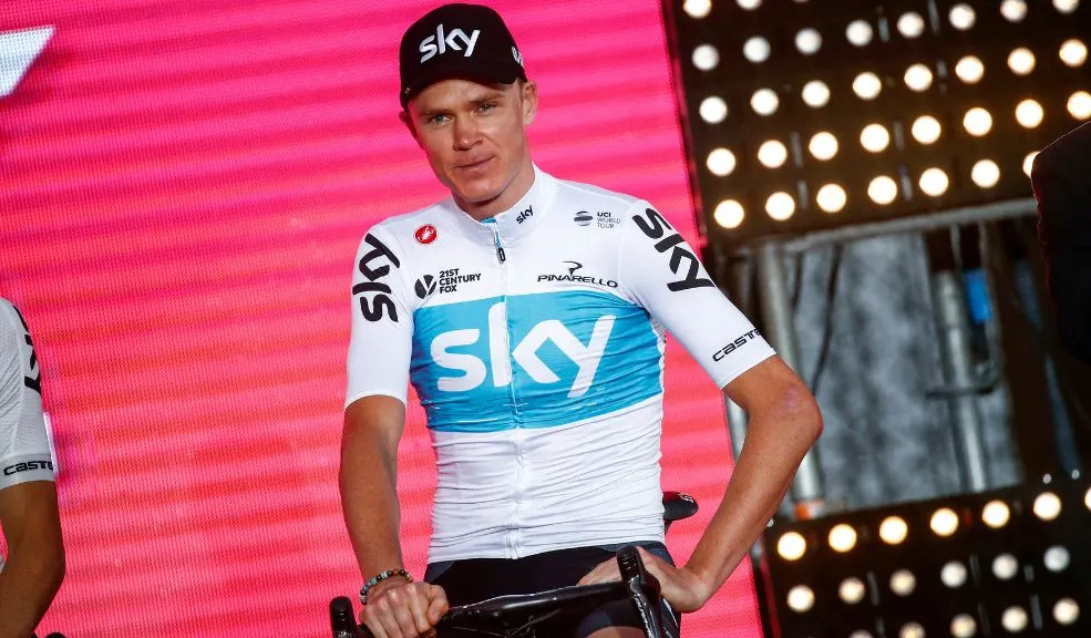 Chris Froome en la mala: al hospital tras brutal caída El británico Chris Froome, cuatro veces campeón del Tour de Francia y considerado uno de los ciclistas más exitosos de la última década, perdió el control de su bicicleta y sufrió una fuerte caída que le provocó lesiones de alta complejidad.