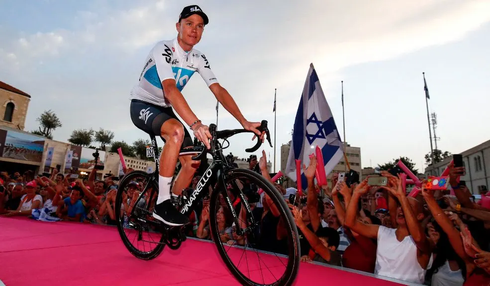 Chris Froome en la mala: al hospital tras brutal caída El británico Chris Froome, cuatro veces campeón del Tour de Francia y considerado uno de los ciclistas más exitosos de la última década, perdió el control de su bicicleta y sufrió una fuerte caída que le provocó lesiones de alta complejidad.
