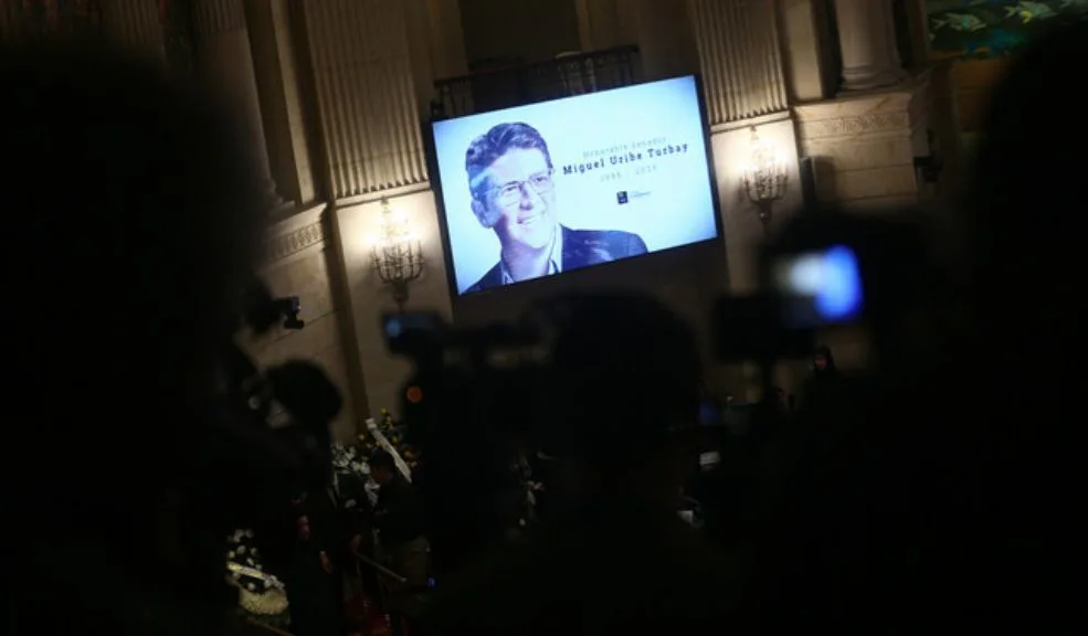 Cientos de personas estuvieron acompañando la cámara ardiente de Miguel Uribe 2 Cientos de personas estuvieron acompañando la cámara ardiente de Miguel Uribe El Capitolio Nacional se ha convertido en el escenario de la cámara ardiente del senador y candidato presidencial del Centro Democrático, Miguel Uribe Turbay, quien falleció el lunes tras sufrir un atentado el pasado 7 de junio en Modelia.