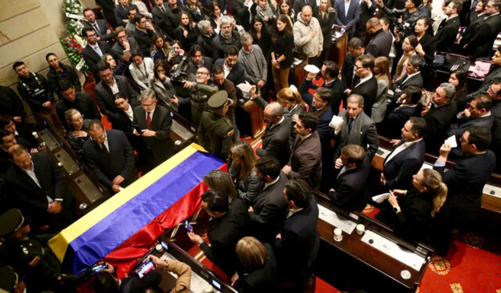 Cientos de personas estuvieron acompañando la cámara ardiente de Miguel Uribe 1 Cientos de personas estuvieron acompañando la cámara ardiente de Miguel Uribe El Capitolio Nacional se ha convertido en el escenario de la cámara ardiente del senador y candidato presidencial del Centro Democrático, Miguel Uribe Turbay, quien falleció el lunes tras sufrir un atentado el pasado 7 de junio en Modelia.