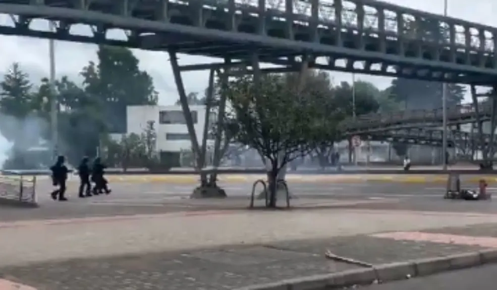 Cierran dos estaciones de TransMilenio en la Calle 26 por disturbios en la Universidad Nacional TransMilenio reportó el cierre de varias estaciones de la Calle 26 por cuenta de los disturbios que se presentaciones en la Universidad Nacional. Le contamos.