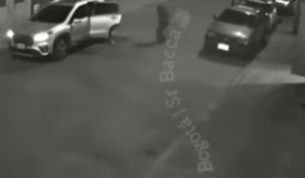 Ciudadano evitó robo en Kennedy y terminó hiriendo al ladrón En la localidad de Kennedy, en el barrio Valladolid, una cámara de seguridad ubicada en el garaje de la vivienda de la víctima grabó el momento en el que una víctima de robo enfrentó a uno de los asaltantes y lo hirió. Así se dio el hecho.