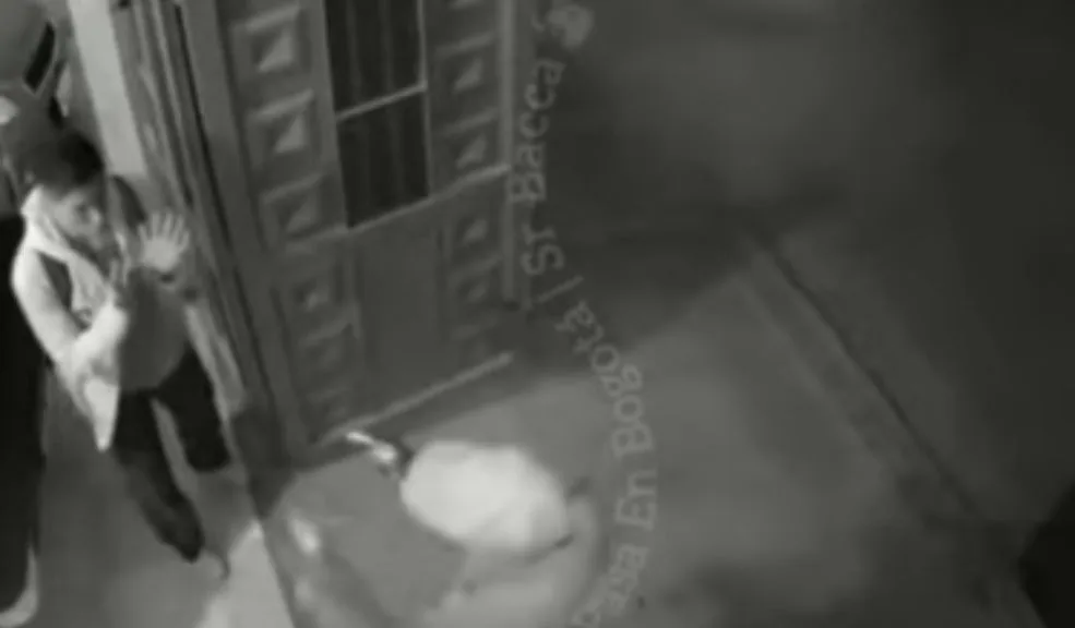 Ciudadano evitó robo en Kennedy y terminó hiriendo al ladrón En la localidad de Kennedy, en el barrio Valladolid, una cámara de seguridad ubicada en el garaje de la vivienda de la víctima grabó el momento en el que una víctima de robo enfrentó a uno de los asaltantes y lo hirió. Así se dio el hecho.