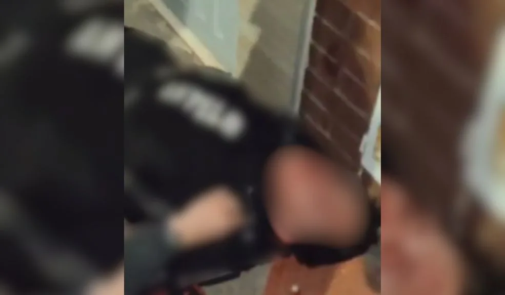 Ciudadano evitó robo en Kennedy y terminó hiriendo al ladrón En la localidad de Kennedy, en el barrio Valladolid, una cámara de seguridad ubicada en el garaje de la vivienda de la víctima grabó el momento en el que una víctima de robo enfrentó a uno de los asaltantes y lo hirió. Así se dio el hecho.