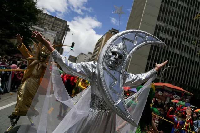 Con comparsas, bogotá celebrará su cumpleaños El recorrido irá desde la Plaza Cultural La Santamaría hasta la Plaza de Bolívar, por toda la Carrera Séptima, en una jornada que reunirá a toda la familia en torno a la cultura festiva de la ciudad.