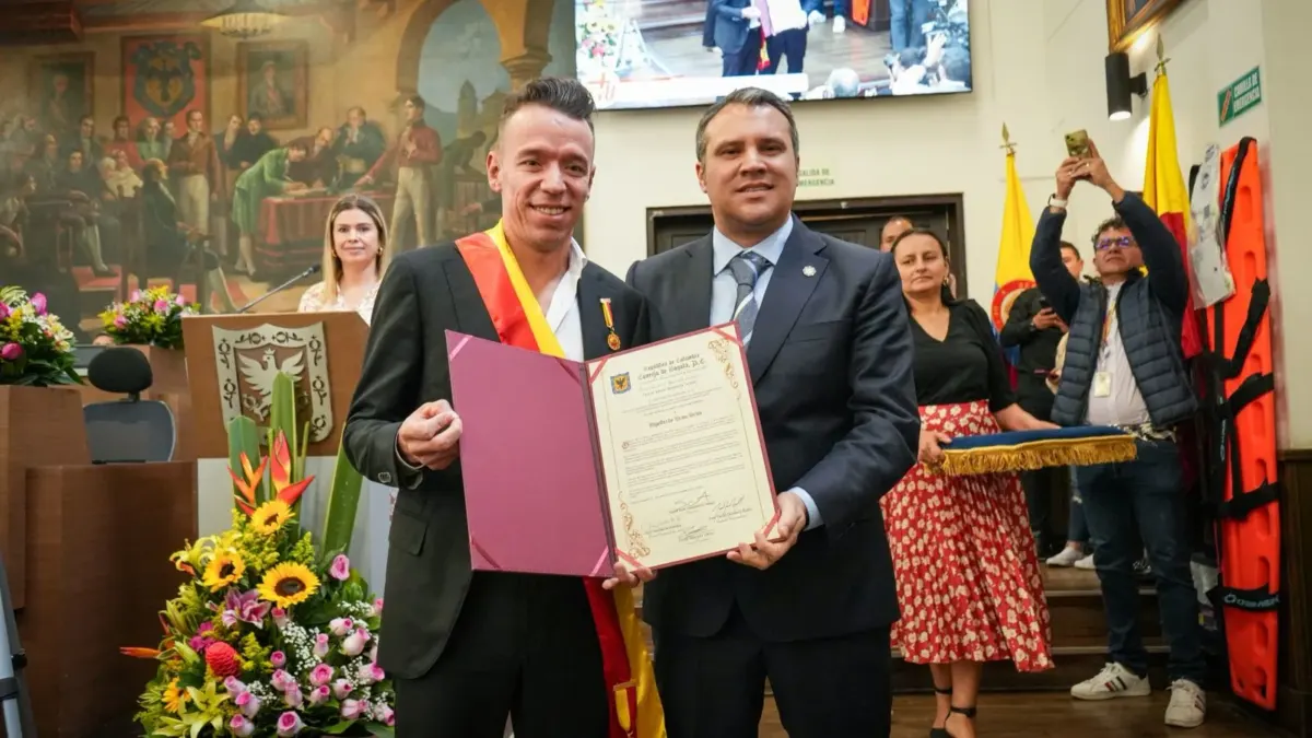 Concejo de Bogotá condecoró a Rigoberto Urán como ejemplo para la juventud 2 Concejo de Bogotá condecoró a Rigoberto Urán como ejemplo para la juventud El Concejo de Bogotá rindió homenaje al ciclista colombiano Rigoberto Urán, reconociendo su trayectoria deportiva, su faceta empresarial y su impacto como referente para la juventud.