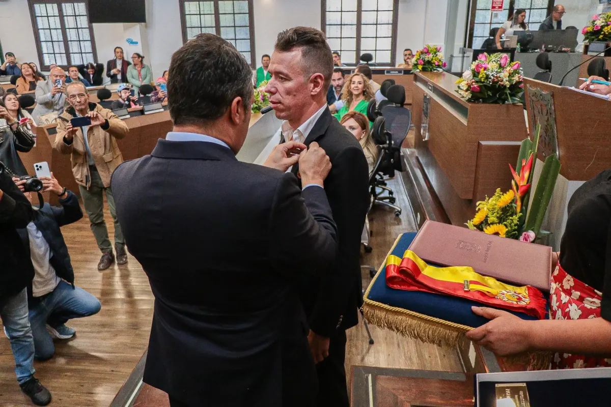 Concejo de Bogotá condecoró a Rigoberto Urán como ejemplo para la juventud 1 Concejo de Bogotá condecoró a Rigoberto Urán como ejemplo para la juventud El Concejo de Bogotá rindió homenaje al ciclista colombiano Rigoberto Urán, reconociendo su trayectoria deportiva, su faceta empresarial y su impacto como referente para la juventud.