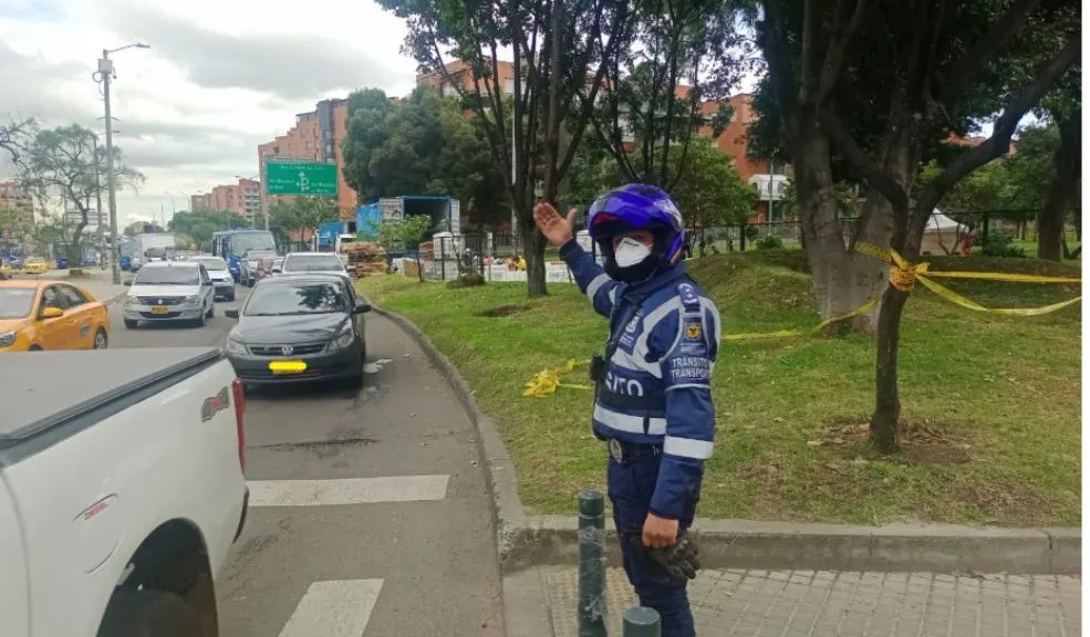 Continúan labores de limpieza tras derrame químico en Fontibón. Persisten los problemas de movilidad 2 Continúan labores de limpieza tras derrame químico en Fontibón. Persisten los problemas de movilidad Tras el volcamiento de una tractomula que transportaba sustancias químicas en la calle 70 con avenida La Esperanza, en Fontibón, persiste el cierre temporal de la vía y los desvíos.