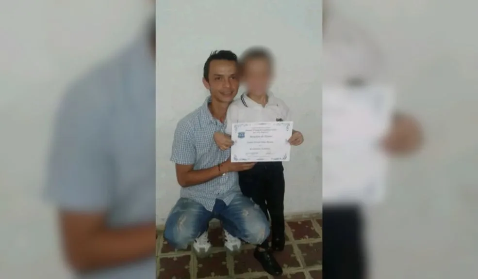 Cuatro meses sin justicia: piden esclarecer la muerte de Rubén Díaz La familia de Rubén Darío Díaz Serrano, un hombre de 32 años que trabajaba en Fusagasugá, clama por justicia tras su muerte hace cuatro meses. Díaz falleció luego de ser agredido en la vía pública, un hecho que, según su hermano, fue agravado por la negligencia policial.