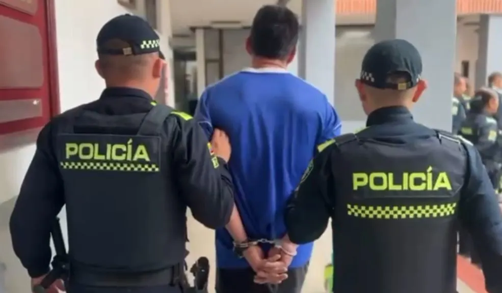 En estación de TransMilenio de Kennedy capturaron a 'Morrocoyo', presunto exintegrante de las AUC 1 En estación de TransMilenio de Kennedy capturaron a 'Morrocoyo', presunto exintegrante de las AUC La Policía Metropolitana logró la captura de Édgar Antonio Ochoa, alias 'Morrocoyo', presunto integrante de las AUC, en la estación de TransMilenio de la Biblioteca El Tintal (Kennedy). Le contamos cómo se dio.