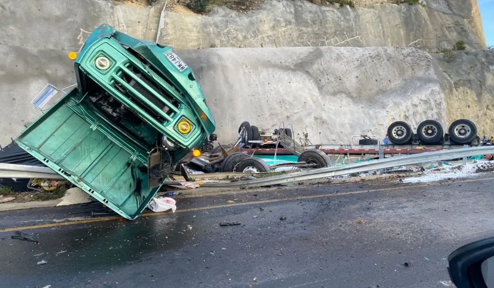 Choque mortal en Chusacá: un muerto y caos total en la vía La mañana de este jueves 21 de agosto de 2025 amaneció con una emergencia vial de alto impacto en el corredor Bogotá–Fusagasugá–Girardot. A la altura del peaje de Chusacá, en el kilómetro 106 (sector Alto de Rosas, jurisdicción de Granada, Cundinamarca), un camión y una tractomula chocaron violentamente, provocando el volcamiento de ambos vehículos.