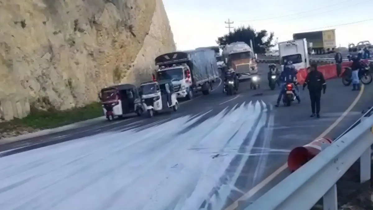 Choque mortal en Chusacá: un muerto y caos total en la vía La mañana de este jueves 21 de agosto de 2025 amaneció con una emergencia vial de alto impacto en el corredor Bogotá–Fusagasugá–Girardot. A la altura del peaje de Chusacá, en el kilómetro 106 (sector Alto de Rosas, jurisdicción de Granada, Cundinamarca), un camión y una tractomula chocaron violentamente, provocando el volcamiento de ambos vehículos.