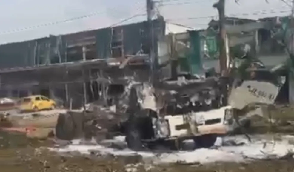 En Cali: detonan vehículo cerca de escuela militar de aviación 1 En Cali: detonan vehículo cerca de escuela militar de aviación Un vehículo cargado con explosivos detonó en inmediaciones de la Escuela Militar de Aviación Marco Fidel Suárez, en Cali.