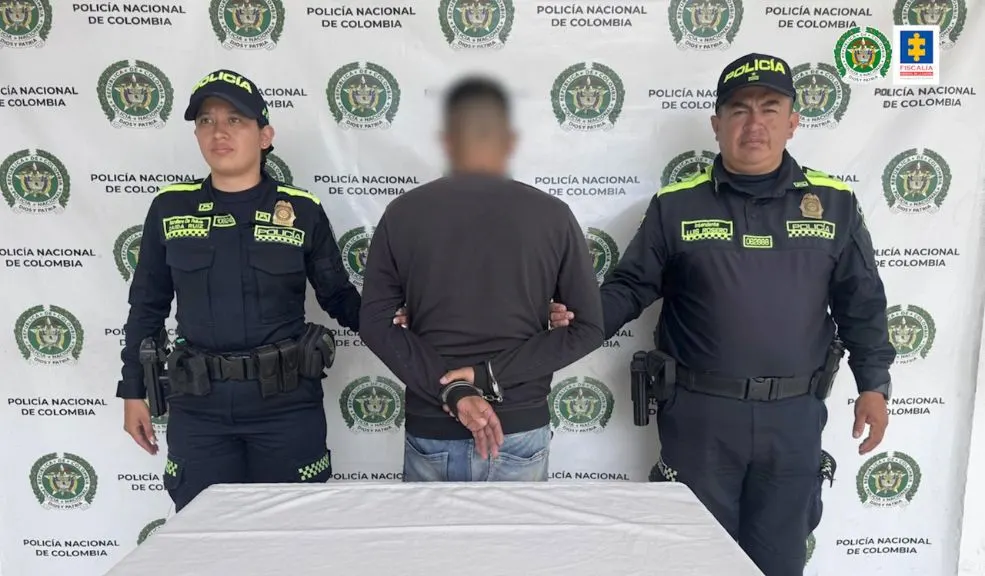 En Cundinamarca: dos hombres fueron enviados a prisión por abusar de sus hijastras Dos hombres fueron enviados a prisión por decisión de jueces de control de garantías, tras ser señalados de agredir sexualmente a sus hijastras menores de edad en hechos distintos ocurridos en Cundinamarca.