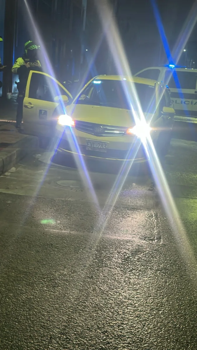En Engativá: asesinan a bala a una persona dentro de un taxi 1 En Engativá: asesinan a bala a una persona dentro de un taxi Hallaron el cuerpo sin vida de un hombre al interior de un taxi en la localidad de Engativá, tras escucharse cinco disparos.