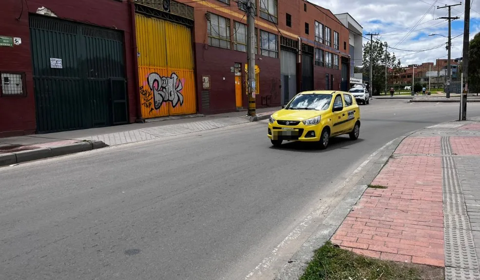 En Engativá: asesinan a bala a una persona dentro de un taxi 2 En Engativá: asesinan a bala a una persona dentro de un taxi Hallaron el cuerpo sin vida de un hombre al interior de un taxi en la localidad de Engativá, tras escucharse cinco disparos.