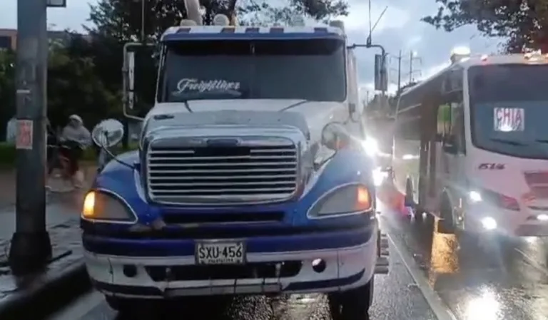 En Engativá un tractocamión afecta tránsito de la calle 80