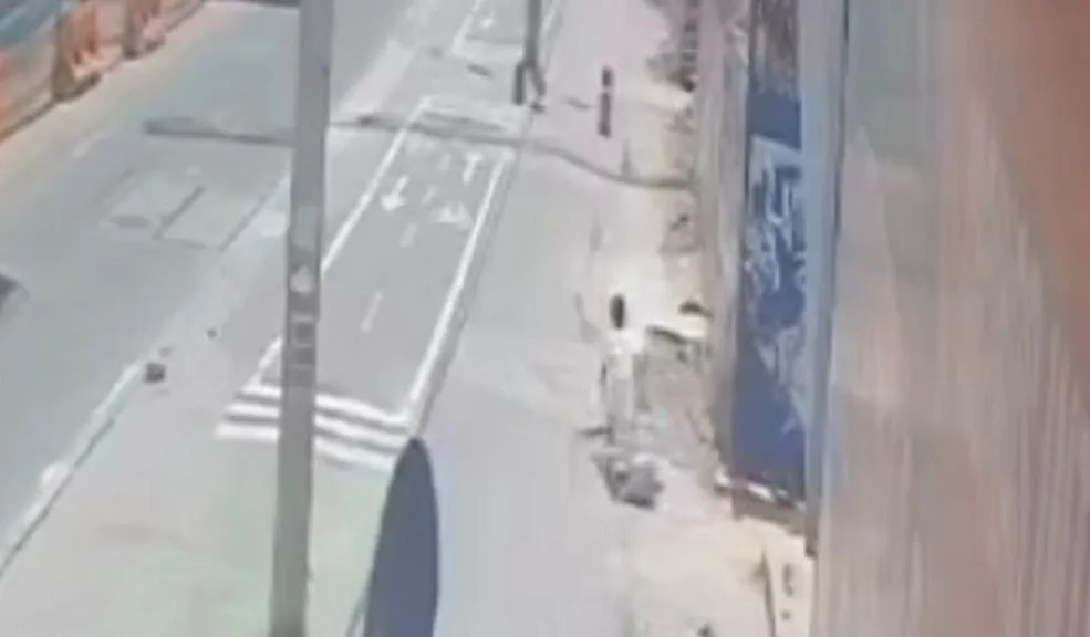 En Kennedy: menor de edad cayó dentro de una alcantarilla abierta 1 En Kennedy: menor de edad cayó dentro de una alcantarilla abierta Un menor de 9 años cayó en una alcantarilla abierta en un sector de la localidad de Kennedy donde se realizan obras del Metro de Bogotá. El incidente, que quedó registrado en video.
