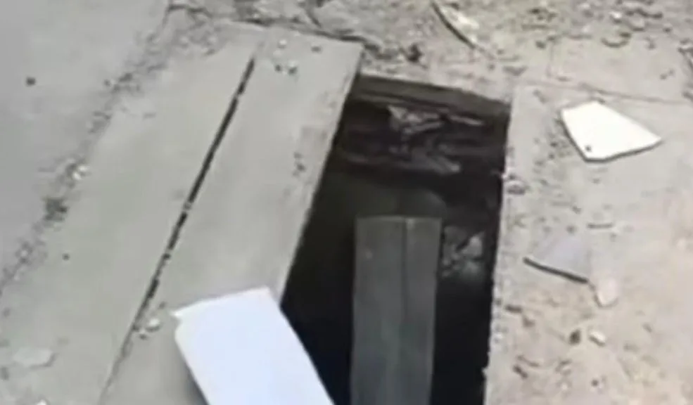 En Kennedy: menor de edad cayó dentro de una alcantarilla abierta 2 En Kennedy: menor de edad cayó dentro de una alcantarilla abierta Un menor de 9 años cayó en una alcantarilla abierta en un sector de la localidad de Kennedy donde se realizan obras del Metro de Bogotá. El incidente, que quedó registrado en video.