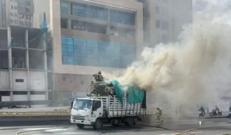 En Puente Aranda incendio de camión causa congestión en la NQS con calle 13 (