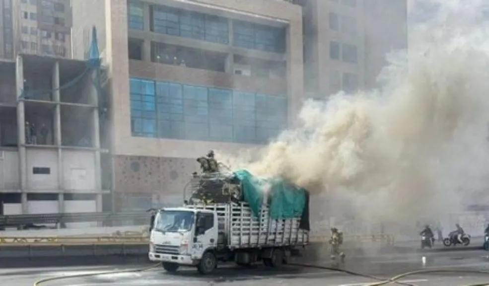 En Puente Aranda incendio de camión causa congestión en la NQS con calle 13 (