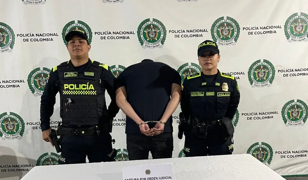 En Puente Aranda: un capturado y 60 celulares incautados en comercios 2 En Puente Aranda: un capturado y 60 celulares incautados en comercios Las autoridades incautaron 60 celulares reportados como robados y capturaron a un individuo con una orden judicial vigente por delitos de alto impacto en la localidad de Puente Aranda.