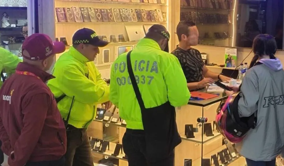 En Puente Aranda: un capturado y 60 celulares incautados en comercios 1 En Puente Aranda: un capturado y 60 celulares incautados en comercios Las autoridades incautaron 60 celulares reportados como robados y capturaron a un individuo con una orden judicial vigente por delitos de alto impacto en la localidad de Puente Aranda.