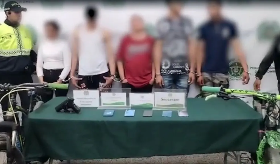 En Bosa: víctima de secuestro se 'mosqueó' y ayudó a la Policía a atrapar a sus raptores La Policía logró la captura de seis personas que tenía a seis adolescentes secuestrados en una vivienda de San Bernardino (Bosa). Una de las víctimas ayudó a dar con su paradero y a atrapar a sus raptores.