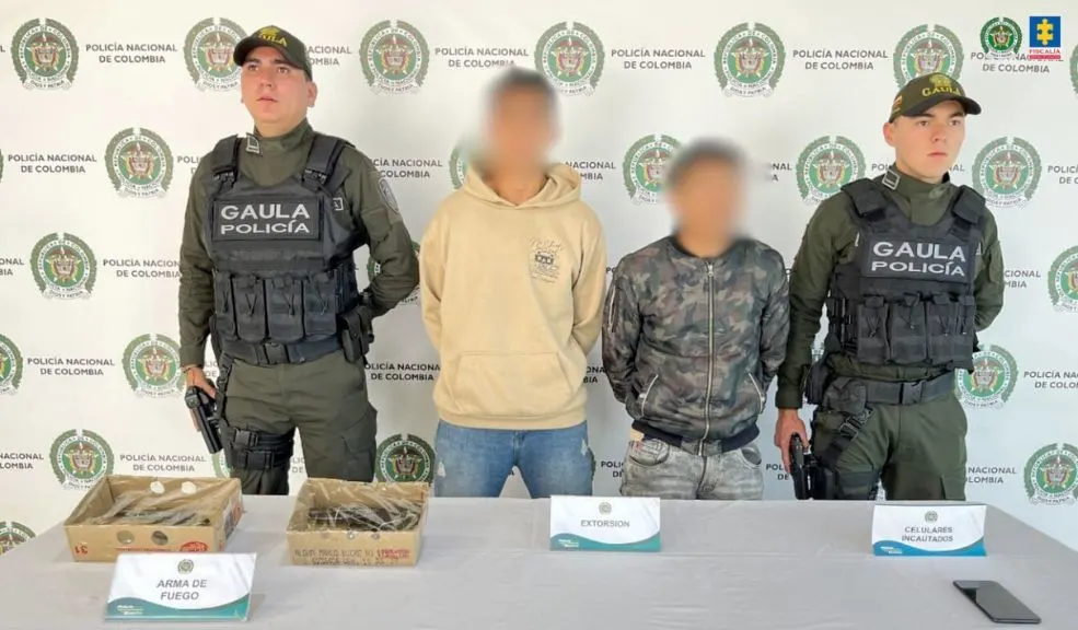 En Soacha: caen dos hombres que extorsionaban a comerciante en el sector de La Capilla 1 En Soacha: caen dos hombres que extorsionaban a comerciante en el sector de La Capilla Dos sujetos irán a la cárcel por extorsionar a un comerciante del barrio La Capilla, en Soacha (Cundinamarca). Ambos aceptaron los cargos. La Fiscalía reveló detalles de cómo dieron con su captura.